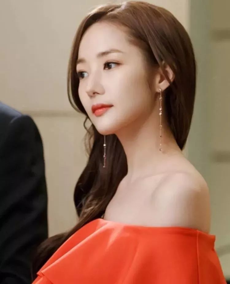 金秘书为何这么迷人?还不是因为漂亮又会穿!