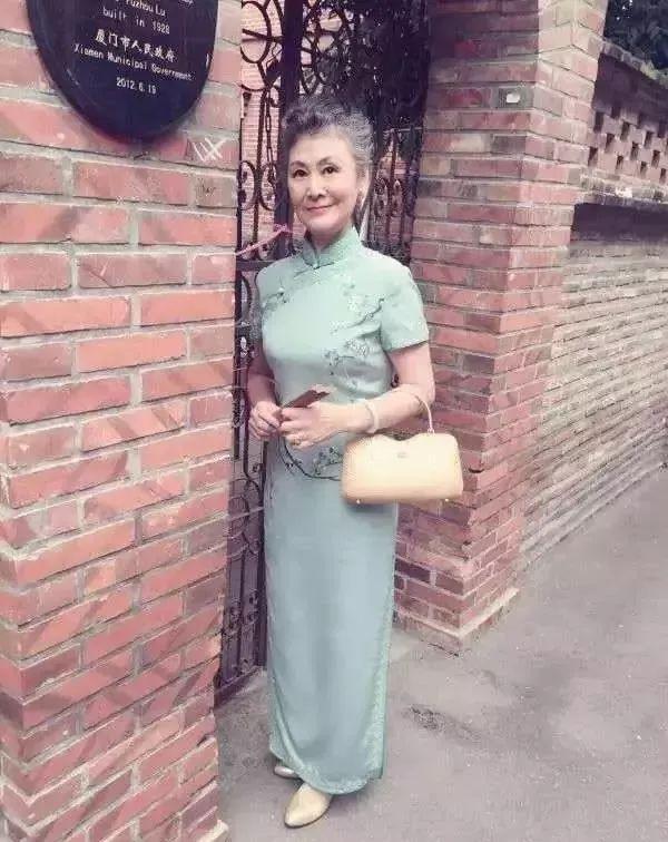 70岁中国旗袍奶奶,走向国际t台,惊艳世界:等我老了,也要这样美