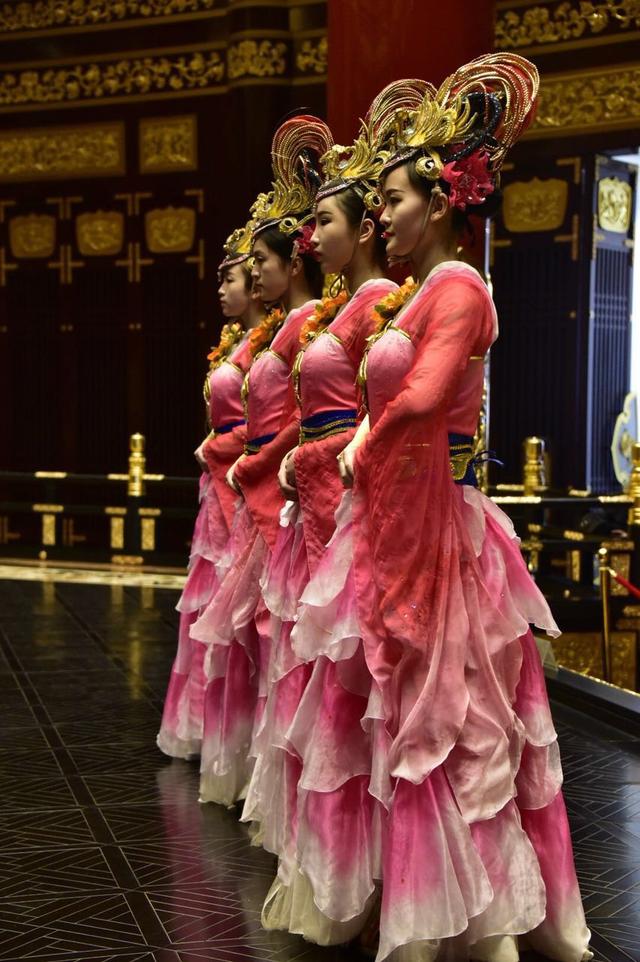 雍容华贵,丽人宫廷舞