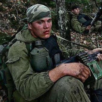 清缴车臣恐怖分子期间,一名俄罗斯特战队员想起了家乡的亲人,泪如雨