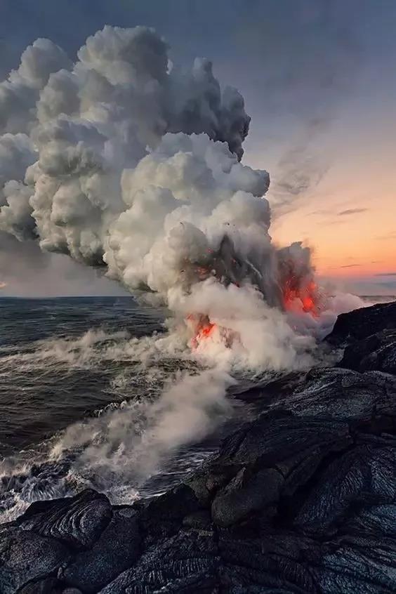 二,火与水之歌:火山爆发喷出海面的瞬间.