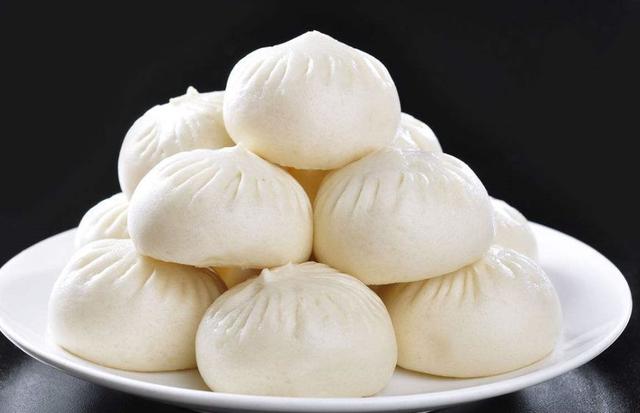 女孩刚买的包子,吃了几口就哭笑不得,老板见后补偿她2个大肉包