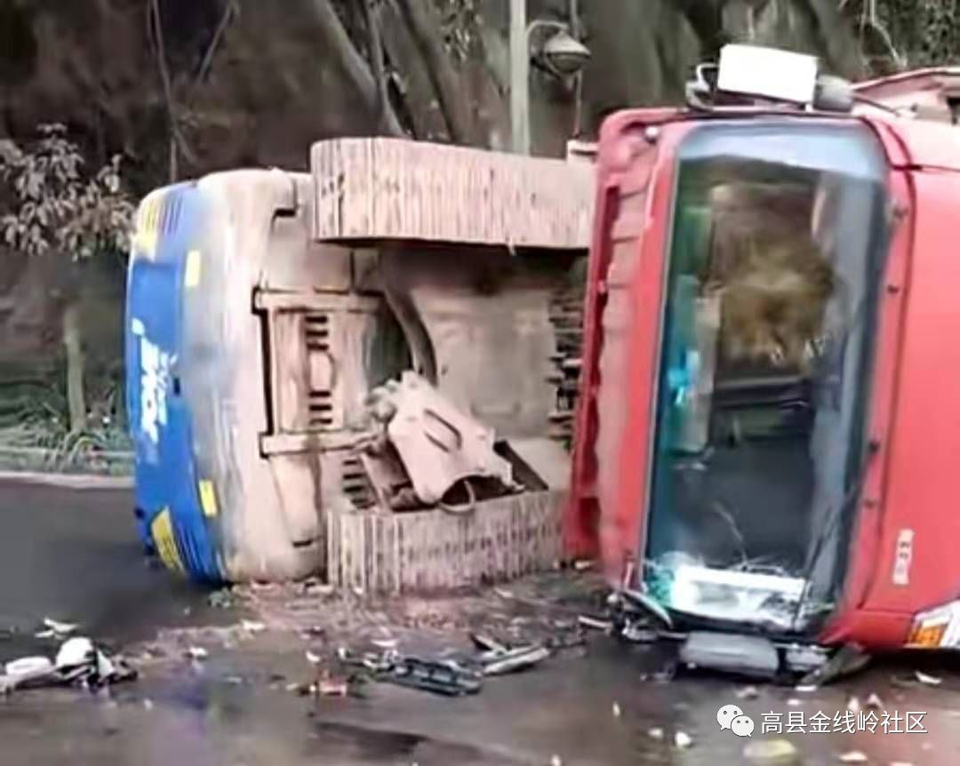 筠连到宜宾路段发生惨烈车祸,小车被撞得面目全非!-4.jpg