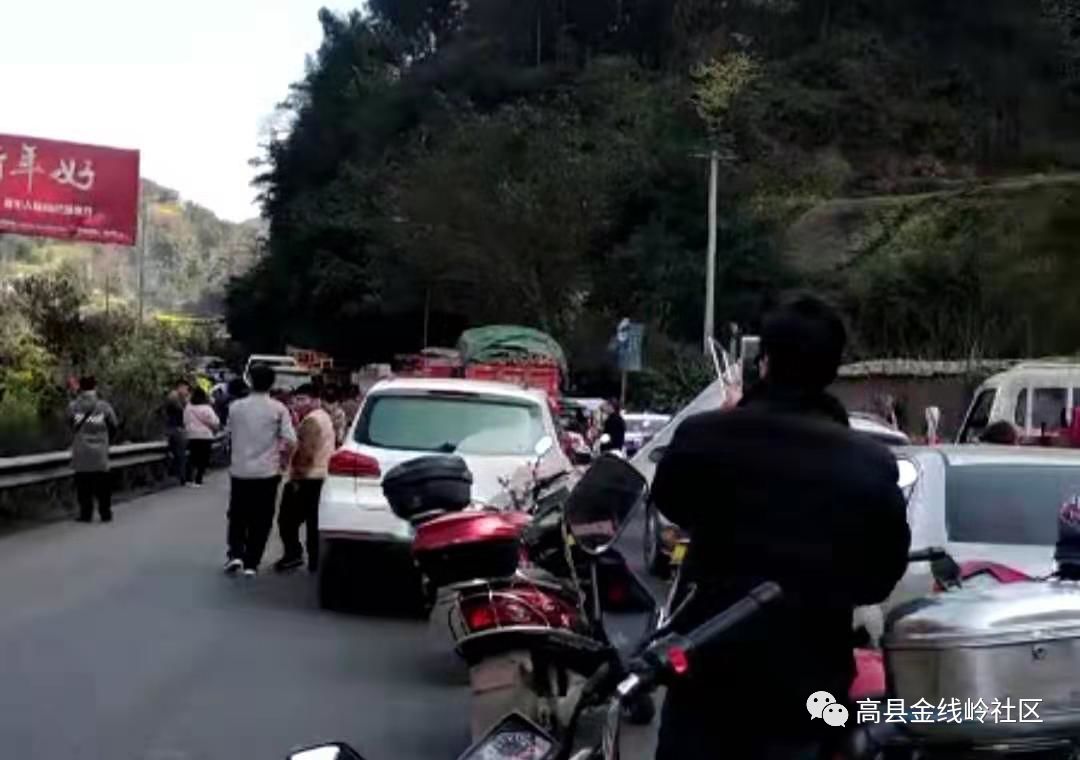 筠连到宜宾路段发生惨烈车祸,小车被撞得面目全非!-12.jpg