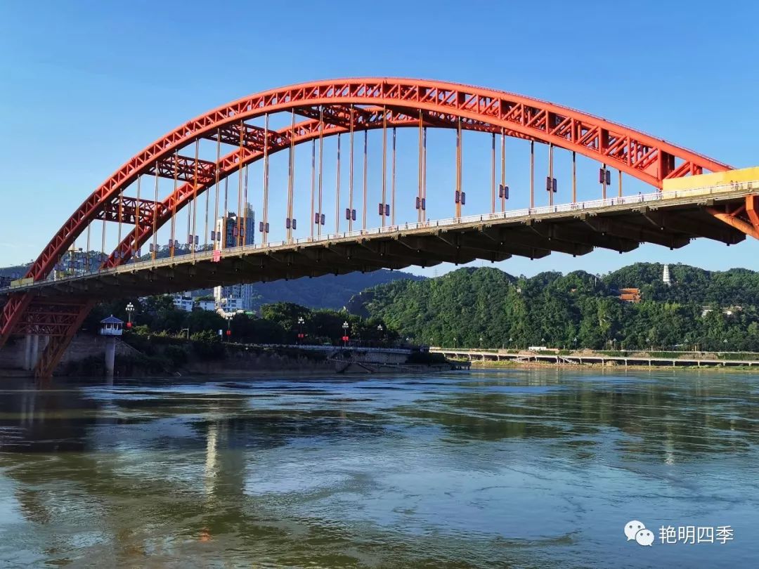中坝大桥夜景  宜宾的第六座桥,是与南门大桥相隔不远的戎州桥,2404